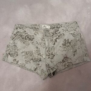 Hollister Co. Floral Gold Women Shorts
Size 3
Good condition
